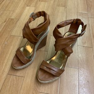 MODESTA Cognac Wedges